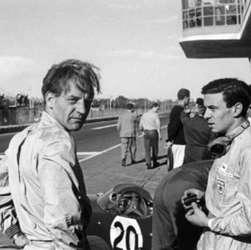 Pendant les essais du GP de Syracuse (HC) avec son coéquipier Innes Ireland Pendant les essais du GP de Syracuse (HC) avec son coéquipier Innes Ireland